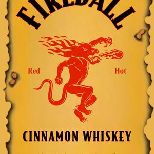 Pu&ograve; includere: Un'etichetta gialla e rossa con le parole "FIREBALL CINNAMON WHISKEY" e un diavolo rosso di cartone animato con le fiamme. L'etichetta include anche il testo "Alc. 33% by Vol. (66 Proof) WHISKEY WITH NATURAL CINNAMON FLAVOR".