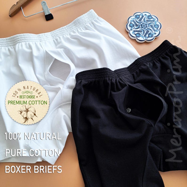 以下が含まれることがあります： 白と黒のボクサーブリーフが2枚。コットンラベルには「100% NATURAL BEST CHOICE PREMIUM COTTON 100% NATURAL PURE COTTON BOXER BRIEFS」と記載されています。