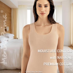Peut inclure: Une femme portant un d&eacute;bardeur couleur p&ecirc;che clair avec le texte "Moisture Control with Natural Premium Cotton" en bas. Le d&eacute;bardeur est fait d'un tissu doux et respirant et est con&ccedil;u pour vous garder au frais et &agrave; l'aise.