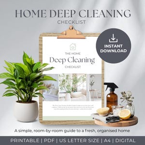 Op de afbeelding: Een checklist voor dieptereiniging van het huis met de tekst "HOME DEEP CLEANING CHECKLIST" bovenaan. De checklist staat op een klembord met een plant, schoonmaakmiddelen en een citroen. De woorden "INSTANT DOWNLOAD" staan in een cirkel.