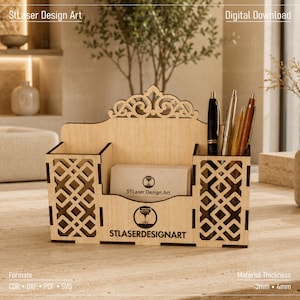 Può includere: Un organizer da scrivania in legno chiaro con due scomparti laterali a motivo geometrico, una fessura centrale per carte e una parte superiore decorativa ad arco. Il testo StLaserDesignArt e un logo circolare sono visibili sul fronte.