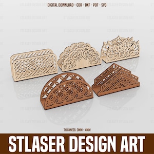 Pode incluir: Cinco porta-guardanapos de madeira cortados a laser em vários designs. Os suportes são em tons de castanho e bege, com padrões intrincados. O texto "DOWNLOAD DIGITAL - CDR - DXF - PDF - SVG" está no topo. O texto "STLASER DESIGN ART" está na parte inferior.