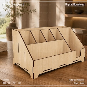 Könnte beinhalten: Ein Schreibtisch-Organizer aus hellem Holz mit mehreren vertikalen Fächern und einem unteren Vorderbereich. Der Artikel enthält Textbeschriftungen für Digital Download, Formats CDR, DXF, PDF, SVG und Material Thickness 3mm, 4mm.