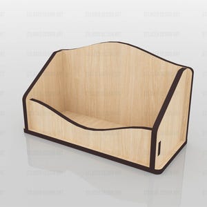 Puede incluir: Un organizador de escritorio de madera clara con un panel trasero curvo y un borde frontal m&aacute;s bajo. La estructura est&aacute; construida con paneles planos con bordes de color marr&oacute;n oscuro, creando un dise&ntilde;o de bandeja abierta para documentos.