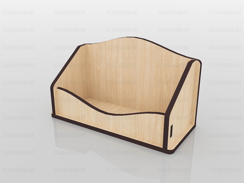 Puede incluir: Un organizador de escritorio de madera clara con un panel trasero curvo y un borde frontal m&aacute;s bajo. La estructura est&aacute; construida con paneles planos con bordes de color marr&oacute;n oscuro, creando un dise&ntilde;o de bandeja abierta para documentos.
