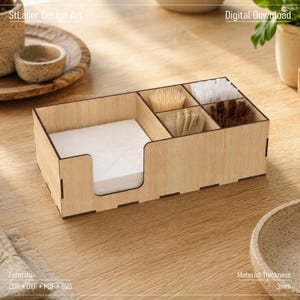 Könnte beinhalten: Eine Aufbewahrungsbox aus hellem Holz mit einem großen Fach für Servietten und vier kleineren quadratischen Abschnitten für Zubehör. Die Box hat eine Materialstärke von 3mm und enthält die Texte StLaser Design Art und Digital Download.