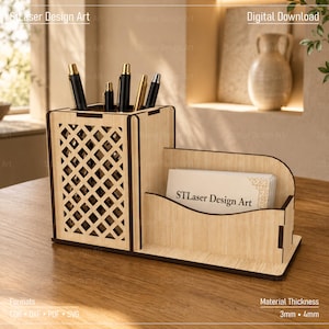 Könnte beinhalten: Ein Schreibtisch-Organizer aus hellem Holz mit einem quadratischen Stiftehalter im Gittermuster und einem angrenzenden Fach für Visitenkarten. Der Kartenhalter zeigt den Text STLaser Design Art. Die Einheit hat eine Stärke von 3mm und 4mm.