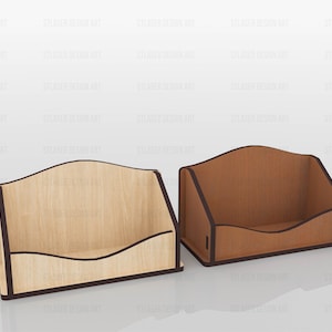 Puede incluir: Dos organizadores de escritorio abiertos hechos de madera, con un panel frontal curvo y bordes de color marr&oacute;n oscuro. Uno es de color beige claro, mientras que el otro es de un tono marr&oacute;n medio. Ambos tienen una base ancha y respaldo inclinado.