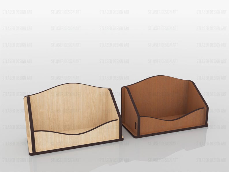 Puede incluir: Dos organizadores de escritorio abiertos hechos de madera, con un panel frontal curvo y bordes de color marr&oacute;n oscuro. Uno es de color beige claro, mientras que el otro es de un tono marr&oacute;n medio. Ambos tienen una base ancha y respaldo inclinado.