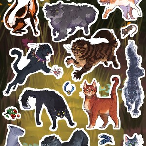 Puede incluir: Una colecci&oacute;n de pegatinas de gatos en varias poses y colores, incluyendo negro, naranja, gris y marr&oacute;n. Algunas pegatinas presentan gatos con expresiones feroces, mientras que otras son m&aacute;s juguetonas. El fondo es una escena de bosque borrosa.
