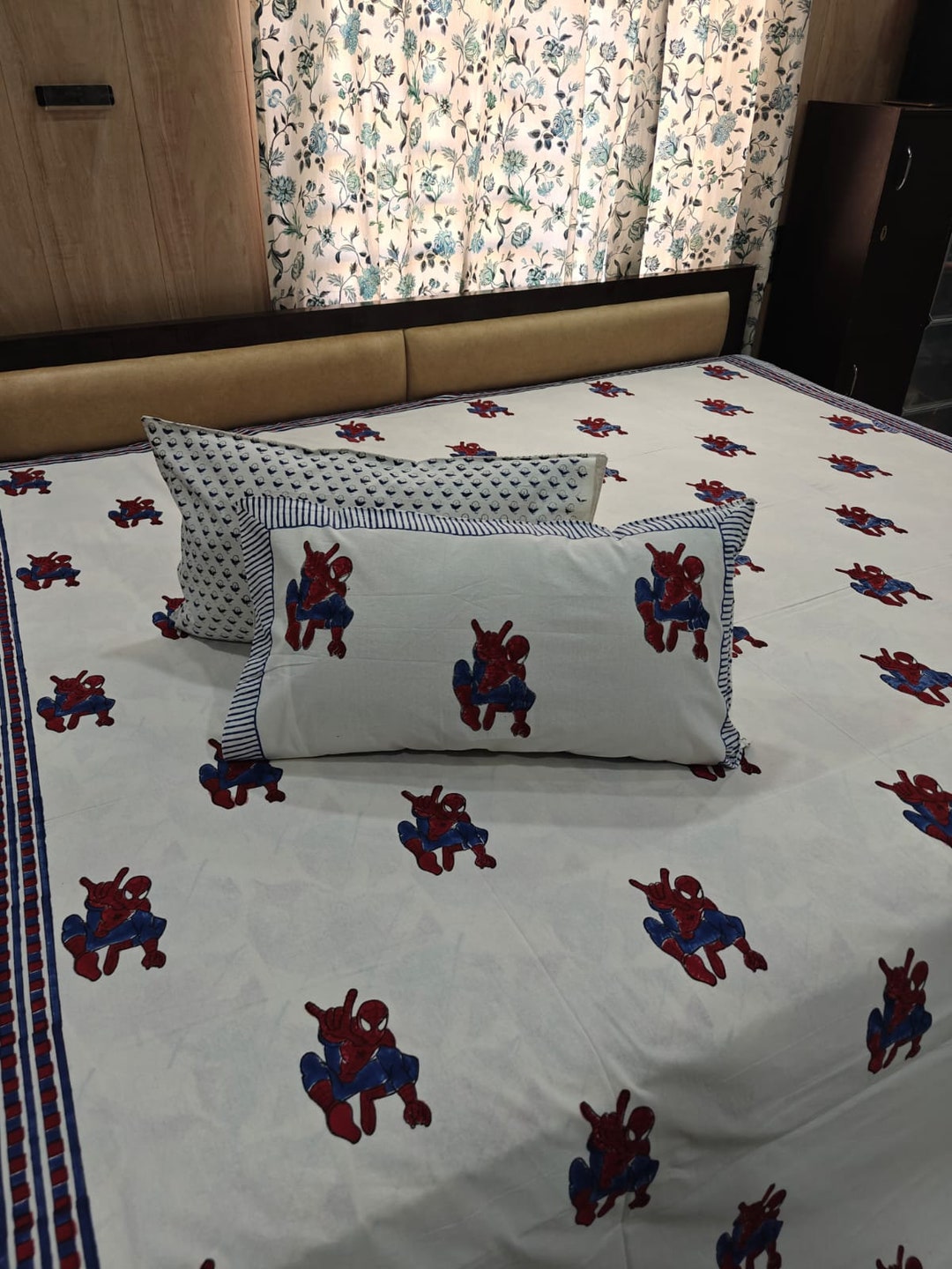 Spiderman Print Double Bedsheet Set With 2 Pillow Covers Spider Man ...