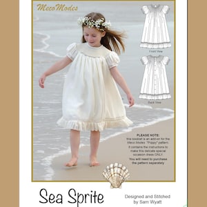 Puede incluir: Una persona joven con un vestido color crema con una corona de flores, en una playa. El vestido tiene mangas cortas, un dobladillo con volantes y un corpiño detallado. La imagen también incluye vistas frontal y posterior del patrón del vestido y el texto "Sea Sprite".