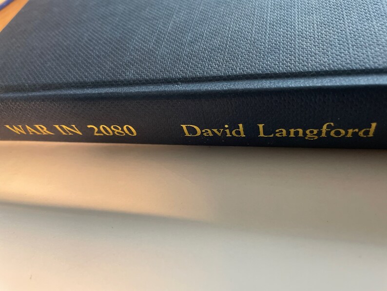 La guerre en 2080 L'avenir de la technologie militaire par David Langford 1ère édition 1979 image 3