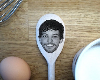 Louis Tomlinson's Face Engraved on a Wooden Spoon (30cm), Birthday, Christmas Gift. Silver Tongues, Out of my System. One Direction Member