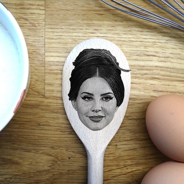 Lana Del Rey's Gesicht graviert auf einem Holzlöffel (30cm), Geburtstag, Weihnachtsgeschenk. Sommerliche Traurigkeit, jung und schön, geboren um zu sterben, zu reiten.