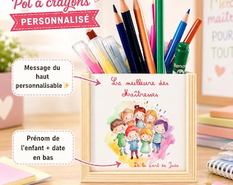 May include: A personalized wooden pencil holder with a watercolor illustration of children. The holder contains various colored pencils and pens. Text on the holder reads "La meilleure des Maîtresses" and "De la part de Jade".