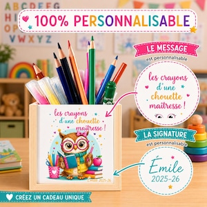 Puede incluir: Un portalápices cuadrado de madera con una colorida ilustración de un búho con gafas y bufanda, sosteniendo un libro. El texto dice 'les crayons d'une chouette maîtresse !' y 'Émile 2025-26'. El soporte está lleno de varios lápices de colores.
