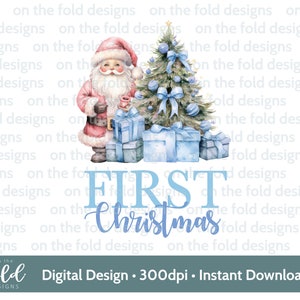 以下が含まれることがあります： 水彩画で描かれたサンタクロースがコーヒーカップを持って立っており、青いオーナメントとプレゼントで飾られたクリスマスツリーの隣に立っています。画像の下には青い文字で「FIRST Christmas」と書かれています。