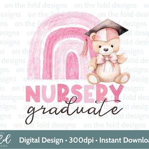 Nursery Graduate Clipart 1er día Sublimación primaria PNG Pink Girl Rainbow Teddy Instant Digital Descargar UVDTF Diseño Imagen transparente