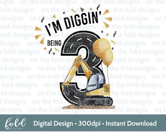 Puede incluir: Una ilustración de acuarela de una excavadora amarilla con un número 3 negro y el texto "I'm Diggin' Being 3". La ilustración está rodeada de confeti y globos dorados.