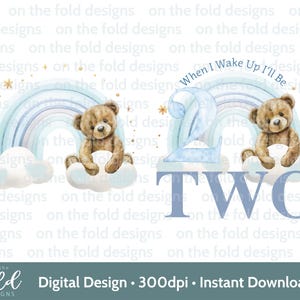 Puede incluir: Un diseño digital con un arcoíris de acuarela, nubes y ositos de peluche. El diseño incluye el número "2" y la palabra "TWO" en azul, con el texto "When I Wake Up I'll Be". El diseño está etiquetado como "Digital Design • 300dpi • Instant Download".