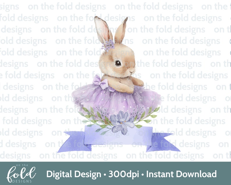 Peut inclure: Une illustration aquarelle d'un lapin brun portant un tutu violet et un ruban bleu. Le lapin est entour&eacute; de fleurs violettes et de feuilles vertes. Le texte "on the fold designs" est r&eacute;p&eacute;t&eacute; en arri&egrave;re-plan.