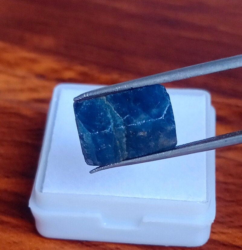 Saphir Brut Non Traité 22.85 Carats - Provenance Garba Tula, Kenya - Neuf Avec étiquettes