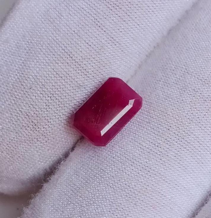 天然レッドルビー宝石：オクタゴンカット、4.10カラットのルースルビー