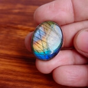 Ovaal blauw vuur labradoriet cabochon: natuurlijke edelsteen (33,50 kt)