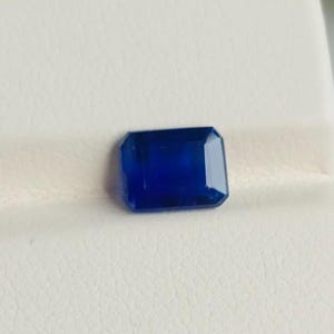 Pierre gemme octogonale bleu royal de cyanite, pierre non fixée de collection 1,60 ct