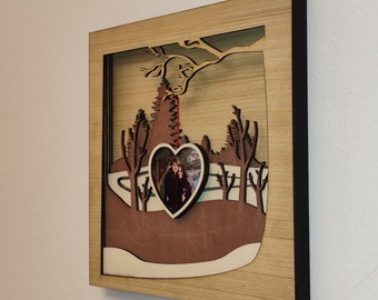 Arte murale decorativa a sei strati di un quadro in legno con portafoto a forma di cuore nel centro, file digitale per taglio laser