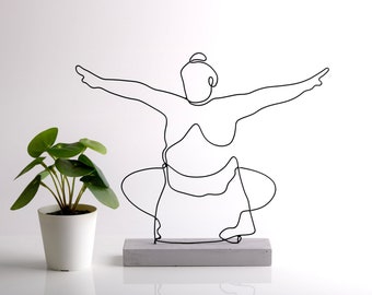 Sumo Wrestler Wire Sculpture / Shelf Decor / Tabletop Decor  / Handmade Gift / Minimalist  Sculpture / Wrestler / Home Decor / Office Decor