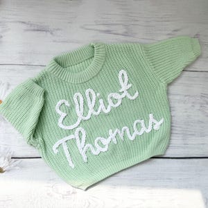 カスタム刺繍ベビーネームセーター、ベビーネームセーター、刺繍セーター、パーソナライズベビージャンパー、男の子向けベビーギフト、女の子向けギフト