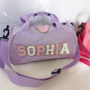 Personalisierte lila Tanztasche für Mädchen, Chenille-Buchstabe Duffle Bag für Kinder, Reisetasche Weekender Bag, wasserdichte Tanztasche angenäht
