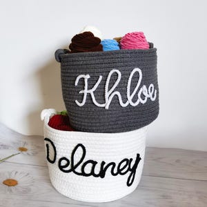 Personalisierter Baumwollseil handgemachter Korb, individuelles Babynamengeschenk, Babypartygeschenk, Babykorb, Spielzeugkorb