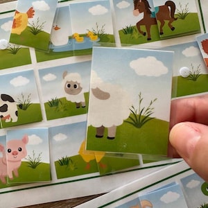 Pode incluir: Um conjunto de cartas coloridas de animais de fazenda com fundo branco. As cartas são projetadas para um jogo de memória. As cartas mostram uma galinha, patinhos, um cavalo, uma ovelha, um porco, uma vaca, um cachorrinho e um pintinho.
