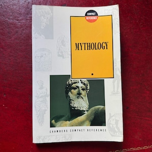 Op de afbeelding: Een paperbackboek getiteld Mythology uit de Chambers Compact Reference-serie. De omslag bevat een geel rechthoek met zwarte tekst, een zwarte cirkel met witte tekst en een centrale afbeelding van een klassieke stenen buste.