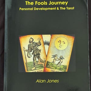 El Viaje de los Locos - Desarrollo Personal y el Libro del Tarot de Alan Jones / Crecimiento Espiritual, Guía de la Baraja del Tarot, Adivinación