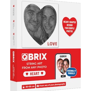 Puede incluir: Una taza de cerámica blanca con un asa negra y el texto "But First, Coffee" en negrita negra. La taza se encuentra sobre un fondo borroso, sugiriendo un ambiente acogedor.