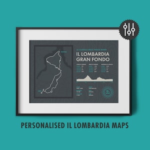 Könnte beinhalten: Eine Schwarzweißkarte der Il Lombardia Gran Fondo Radroute mit Höhenprofil und Statistiken. Die Karte zeigt die Route durch die italienischen Alpen mit dem Text "La Classica delle Foglie Morte" und "Il Lombardia Gran Fondo".