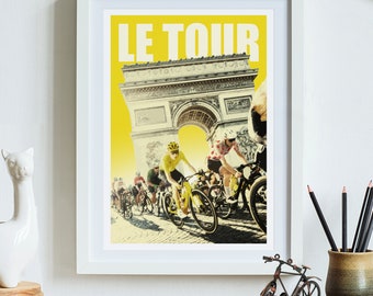 Peut inclure: Une affiche jaune et blanche avec le texte "LE TOUR" imprimé en noir. L'affiche présente une photo de cyclistes en course sous l'Arc de Triomphe à Paris.