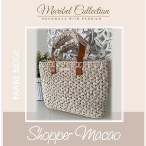 Peut inclure: Sac cabas en crochet beige avec des anses en cuir marron. Le sac a un motif de point en forme d'étoile et le texte "Maribel Collection" est imprimé sur le sac. Le texte "Shopper Macao" est imprimé sous le sac.