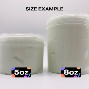 K&ouml;nnte beinhalten: Zwei wei&szlig;e Plastikbeh&auml;lter mit Deckeln, einer mit der Aufschrift "5oz" und der andere mit "8oz". Die Beh&auml;lter sind mit einer wei&szlig;en Substanz gef&uuml;llt, wahrscheinlich eine Creme oder Lotion.