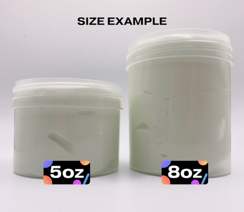 K&ouml;nnte beinhalten: Zwei wei&szlig;e Plastikbeh&auml;lter mit Deckeln, einer mit der Aufschrift "5oz" und der andere mit "8oz". Die Beh&auml;lter sind mit einer wei&szlig;en Substanz gef&uuml;llt, wahrscheinlich eine Creme oder Lotion.