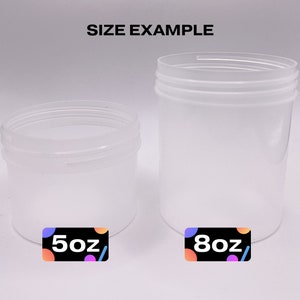 K&ouml;nnte beinhalten: Zwei durchsichtige Plastikgl&auml;ser mit Deckeln, eines mit der Aufschrift "5oz" und das andere mit der Aufschrift "8oz". Die Gl&auml;ser sind leer und stehen auf einer wei&szlig;en Oberfl&auml;che. Gr&ouml;&szlig;enbeispiel.