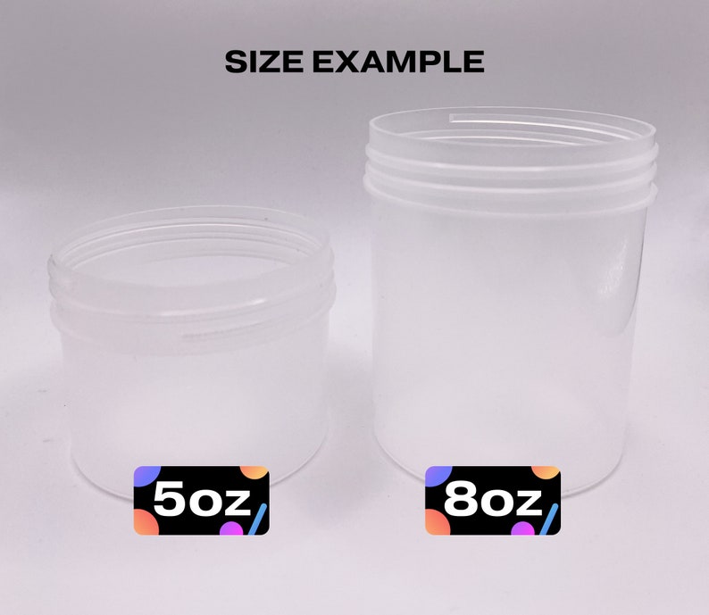 K&ouml;nnte beinhalten: Zwei durchsichtige Plastikgl&auml;ser mit Deckeln, eines mit der Aufschrift "5oz" und das andere mit der Aufschrift "8oz". Die Gl&auml;ser sind leer und stehen auf einer wei&szlig;en Oberfl&auml;che. Gr&ouml;&szlig;enbeispiel.