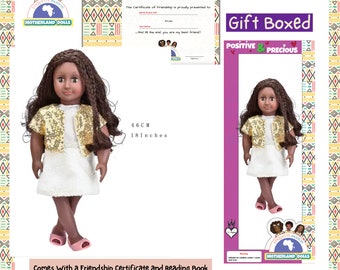 Puede incluir: Una muñeca de 46 cm con piel morena, cabello negro largo y ojos marrones. Lleva un vestido blanco y una chaqueta de lentejuelas doradas. La muñeca viene con un certificado de amistad y un libro de lectura. La muñeca forma parte de la colección "Motherland Dolls".