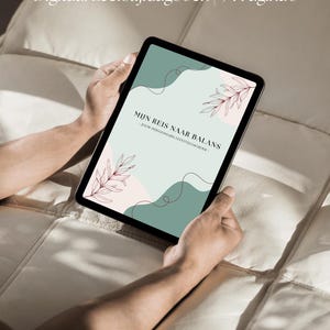 Op de afbeelding: Een digitaal leefstijldagboek op een tabletscherm met de tekst Digitaal Leefstijldagboek | 94 Pagina's en Mijn Reis Naar Balans - Jouw Persoonlijke Leefstijldagboek. De cover bevat saliegroene en lichtroze abstracte vormen met lijntekeningen van bladeren.