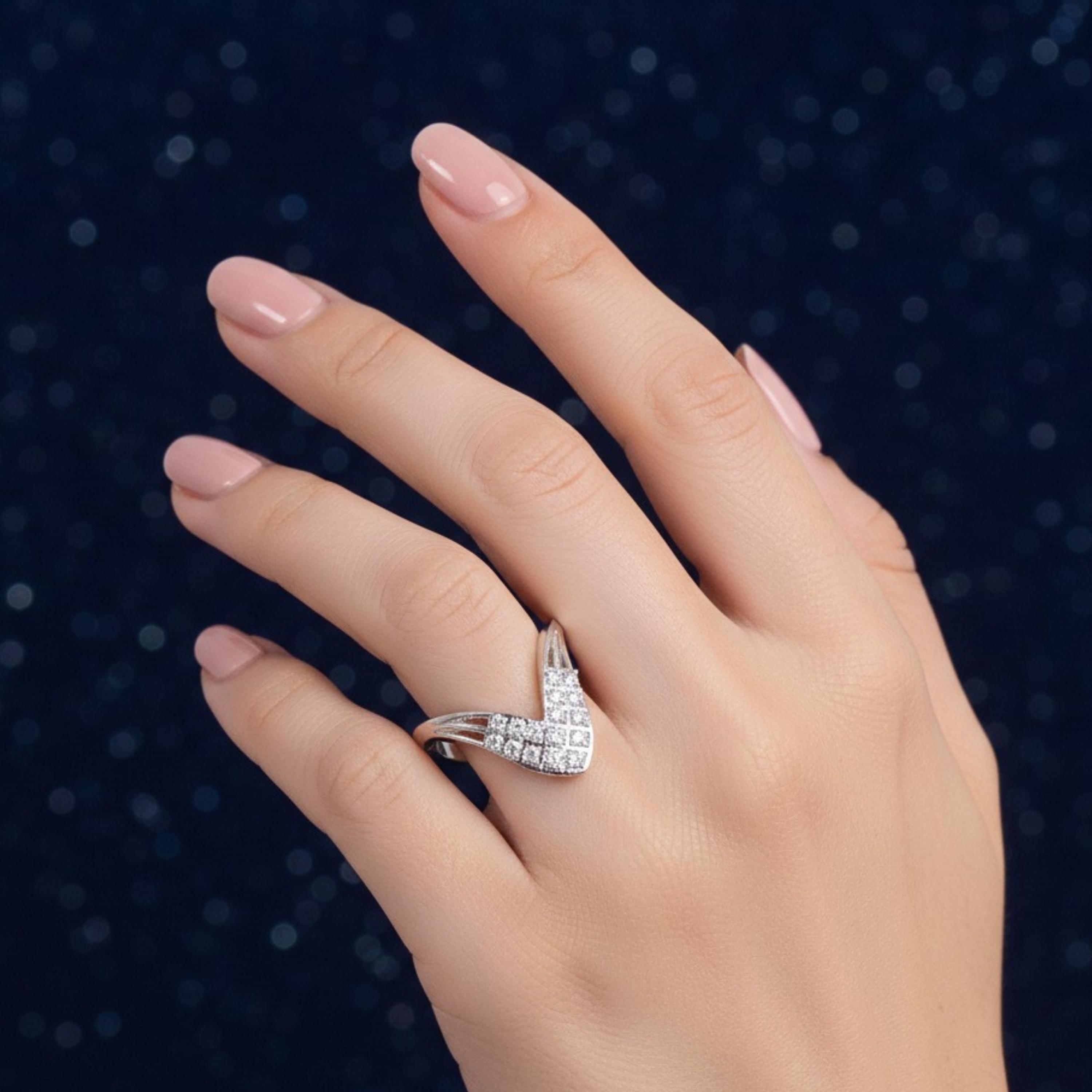 Anello Di Fidanzamento A Forma Di V Con Zirconi Cubici &ndash; Argento Placcato &ndash; Jewelryboxes