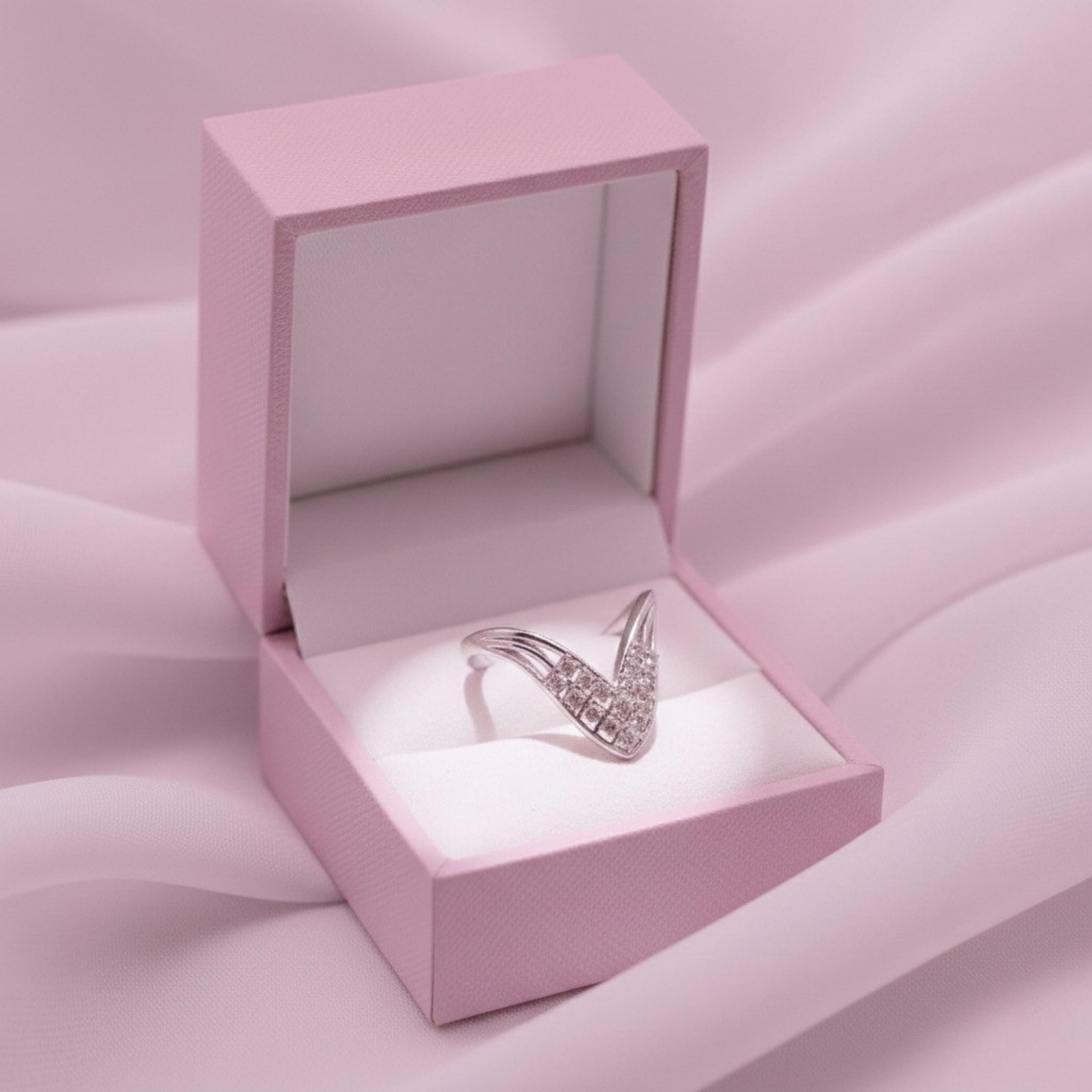 Anello Di Fidanzamento A Forma Di V Con Zirconi Cubici – Argento Placcato – Jewelryboxes - Foto 2